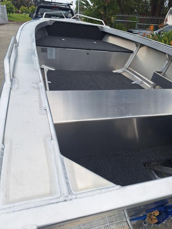 2025 QUINTREX 420 Busta