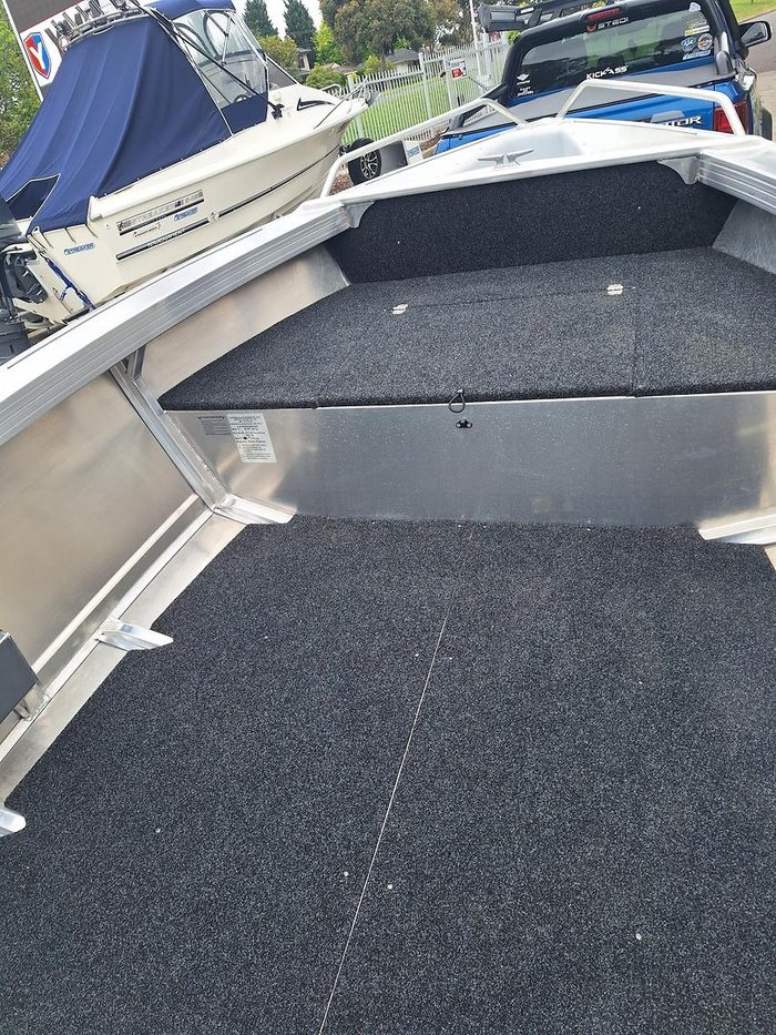 2025 QUINTREX 420 Busta