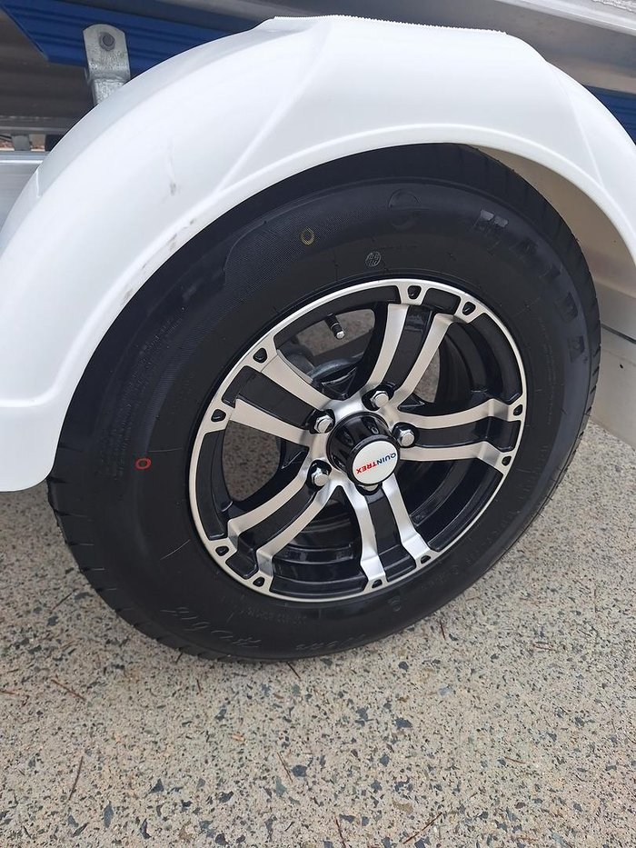 2025 QUINTREX 420 Busta