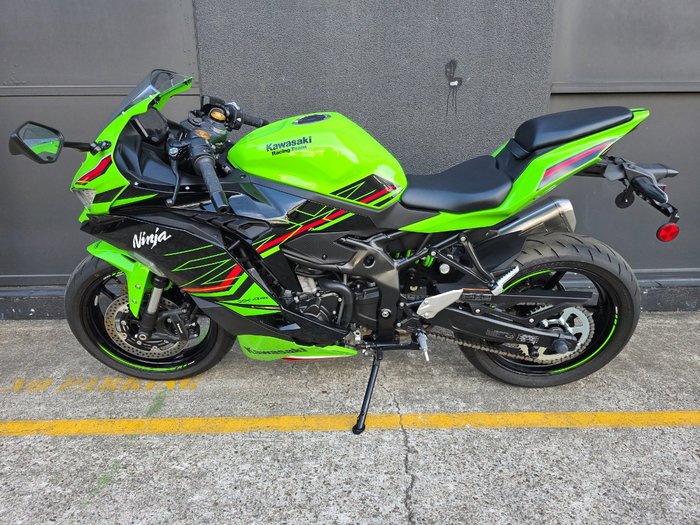 2024 Kawasaki NINJA 400 ZX-4RR KRT GREEN