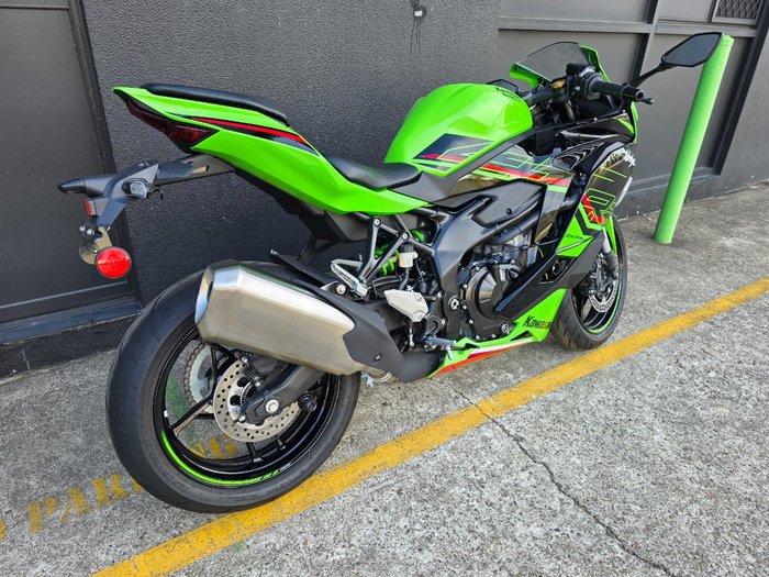 2024 Kawasaki NINJA 400 ZX-4RR KRT GREEN