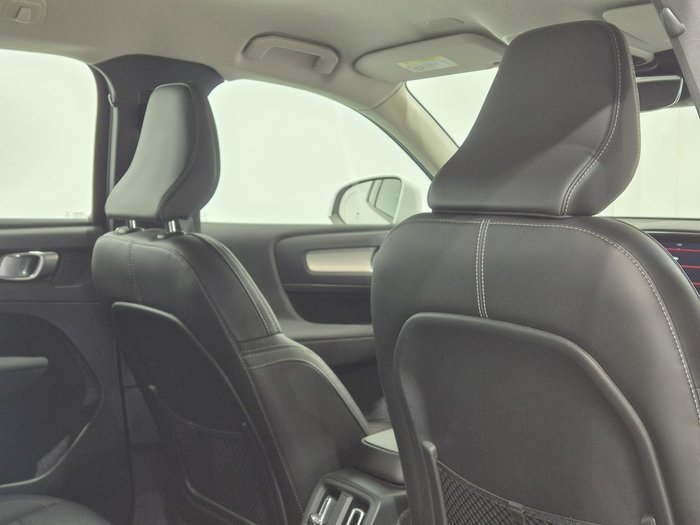 2020 Volvo XC40 T4 Momentum MY20 Ice White