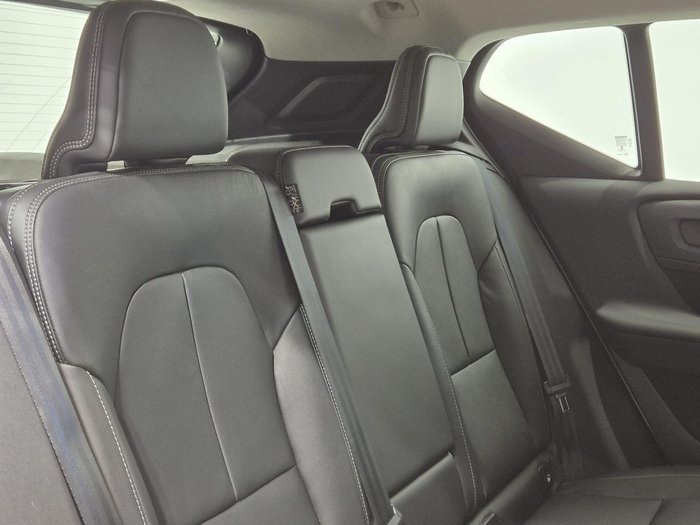 2020 Volvo XC40 T4 Momentum MY20 Ice White