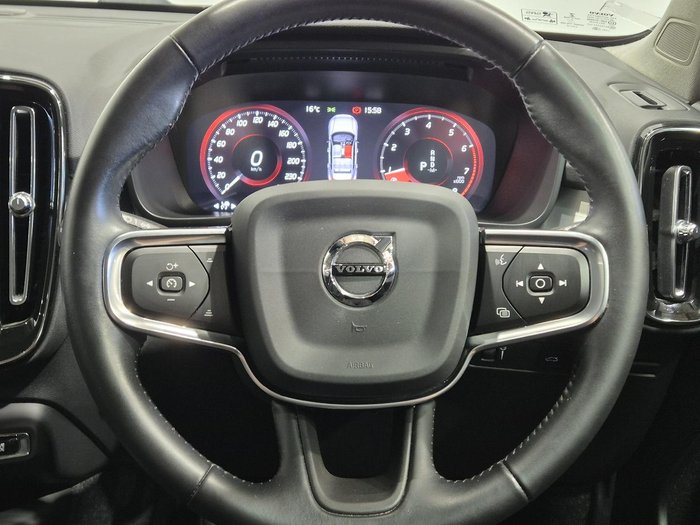 2020 Volvo XC40 T4 Momentum MY20 Ice White