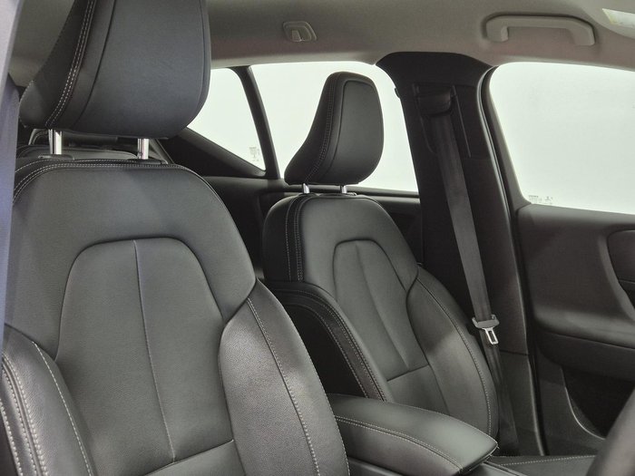 2020 Volvo XC40 T4 Momentum MY20 Ice White