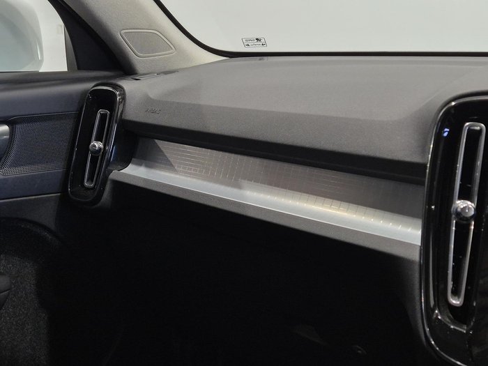 2020 Volvo XC40 T4 Momentum MY20 Ice White
