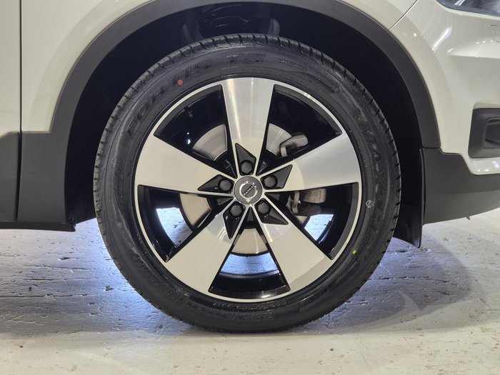 2020 Volvo XC40 T4 Momentum MY20 Ice White