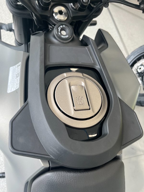 2025 HUSQVARNA SVARTPILEN 401 TUNDRA GREY