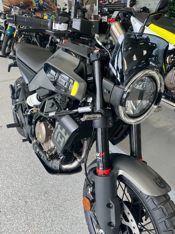 2025 HUSQVARNA SVARTPILEN 401 TUNDRA GREY