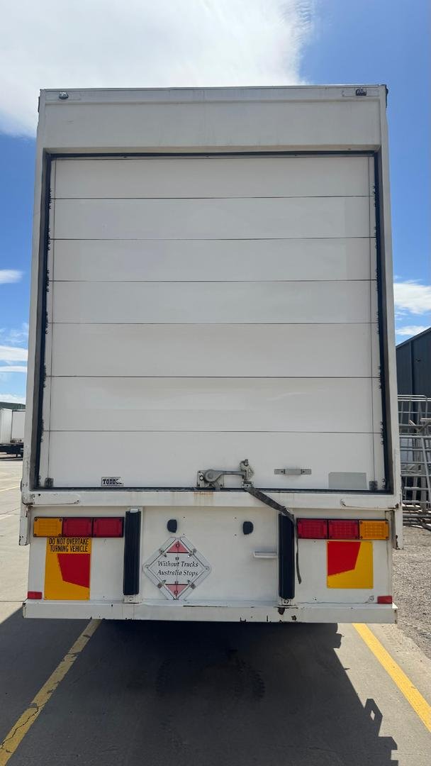 2015 Krueger 24P Straight Insulated Curtain Sider White