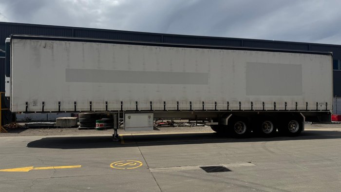 2015 Krueger 24P Straight Insulated Curtain Sider