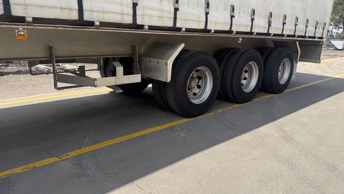 2015 Krueger 24P Straight Insulated Curtain Sider White