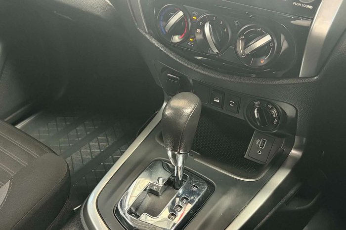 2022 Nissan Navara SL