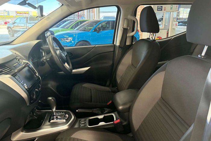 2022 Nissan Navara SL