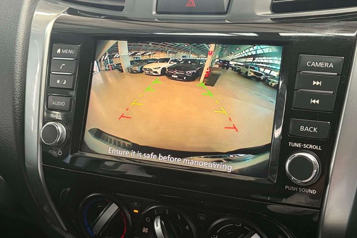 2022 Nissan Navara SL