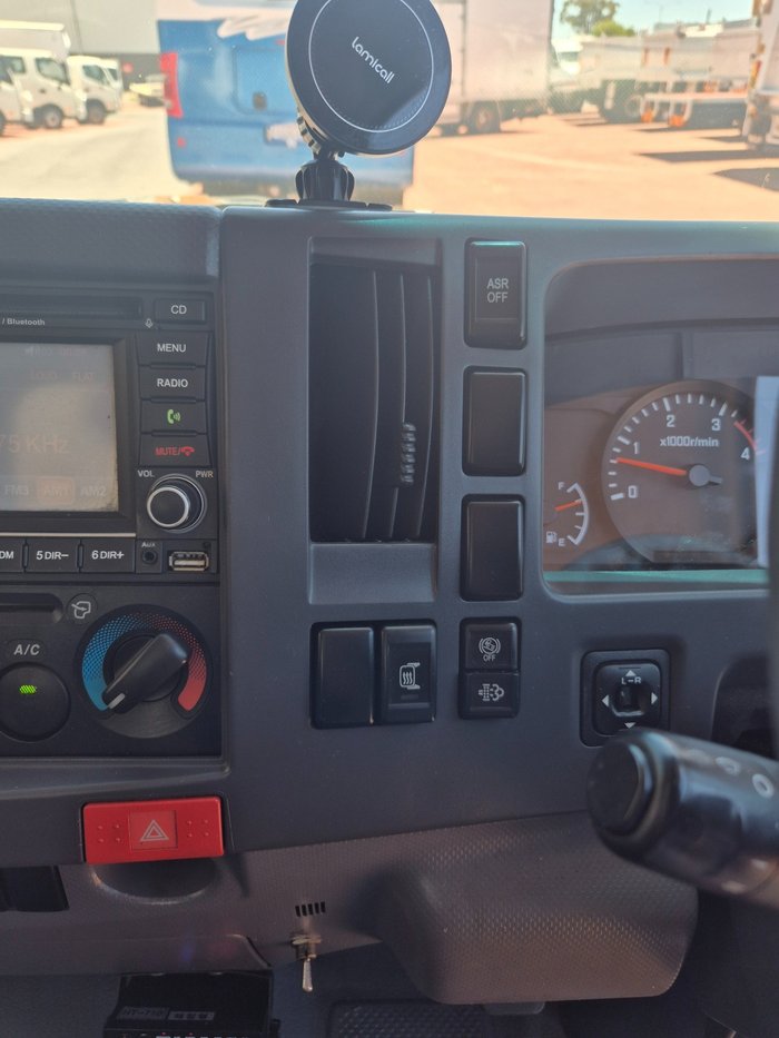 2011 Isuzu Trucks NNR200 Car License 2 Pallet Fridge