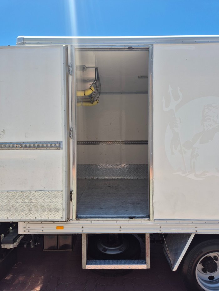 2011 Isuzu Trucks NNR200 Car License 2 Pallet Fridge