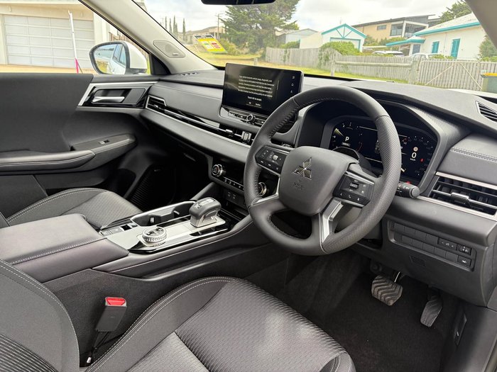 2025 Mitsubishi Outlander LS