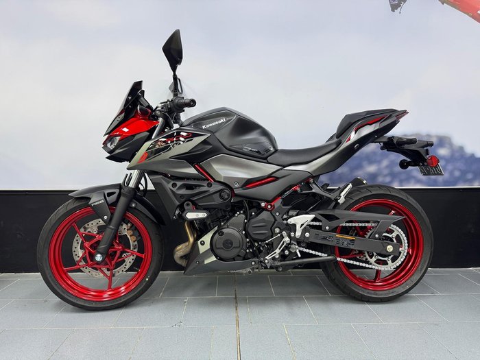2025 Kawasaki Z500 SE Z Red