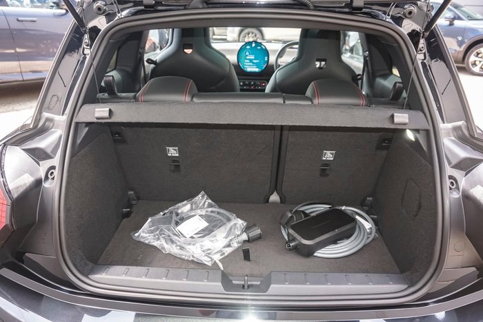 2025 MINI Cooper JCW E Favoured