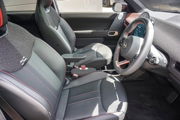 2025 MINI Cooper JCW E Favoured