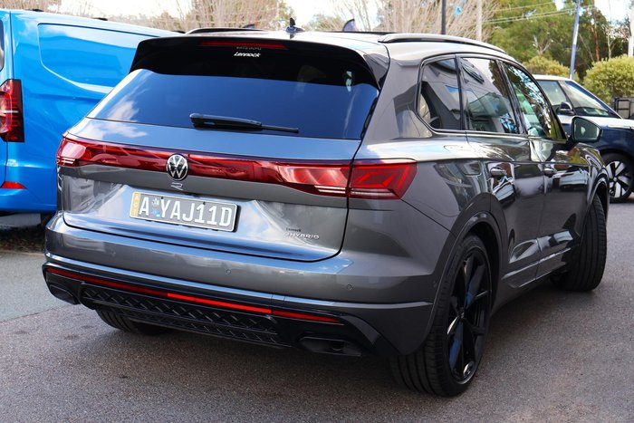 2025 Volkswagen Touareg R