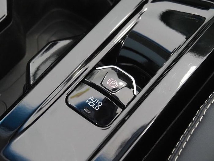 2025 Mahindra XUV3XO AX7L