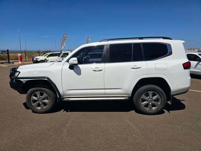 2021 Toyota LANDCRUISER LC300 3.3L V6 DSL VX 7 Seats Glacier White