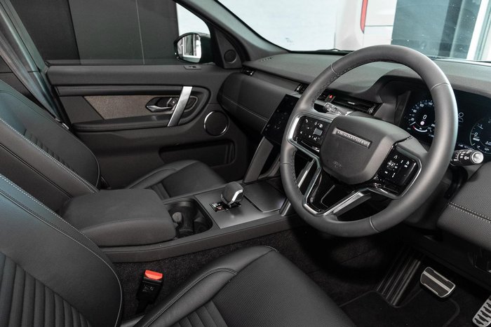 2025 Land Rover Discovery Sport P300e Dynamic SE