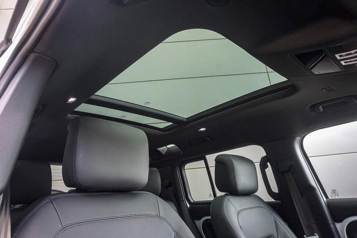 2025 Land Rover Defender 110 D350 X-Dynamic SE