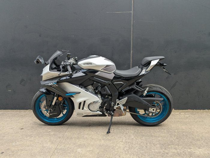 2025 CFMOTO 2025 CF MOTO 675CC 675SR-R ABS Glacier White