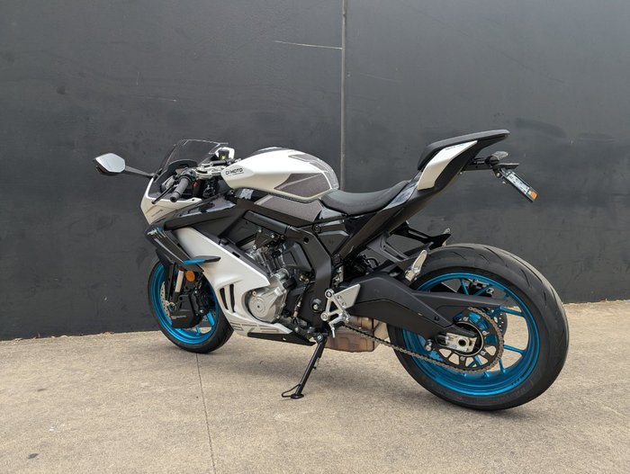 2025 CFMOTO 2025 CF MOTO 675CC 675SR-R ABS Glacier White