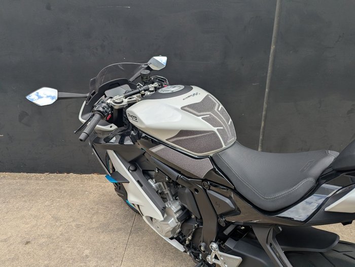 2025 CFMOTO 2025 CF MOTO 675CC 675SR-R ABS Glacier White