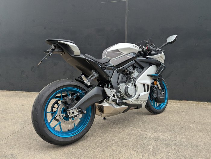 2025 CFMOTO 2025 CF MOTO 675CC 675SR-R ABS Glacier White