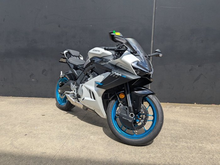 2025 CFMOTO 2025 CF MOTO 675CC 675SR-R ABS Glacier White