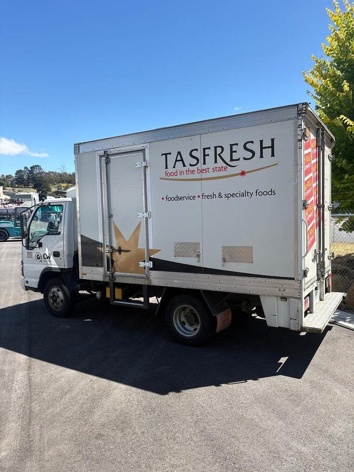 2007 Isuzu Npr 200 White