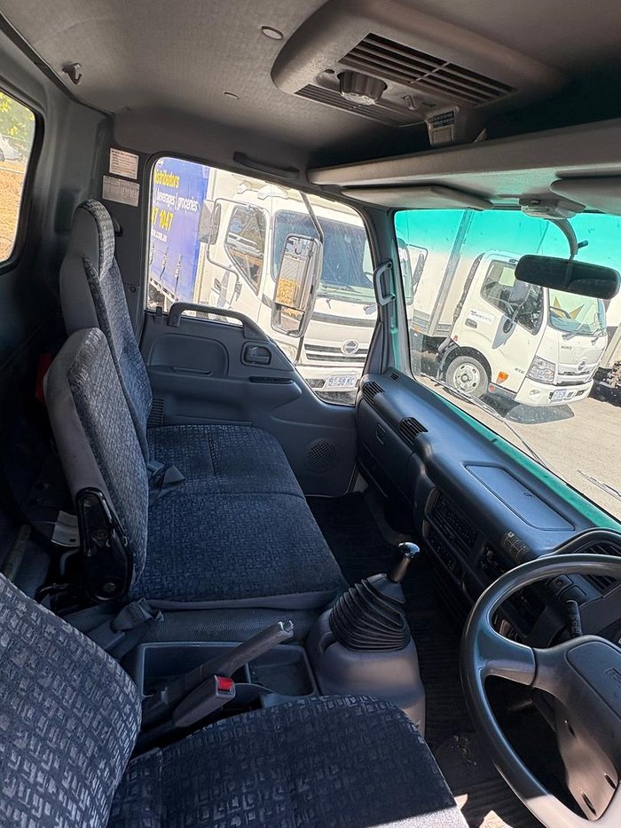 2007 Isuzu Npr 200 White