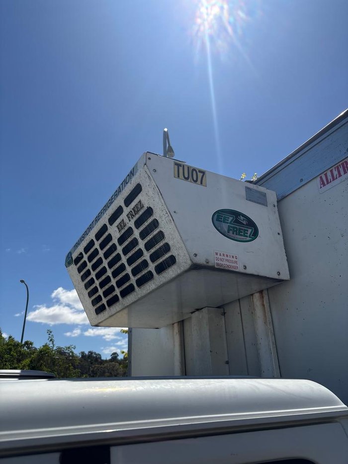 2007 Isuzu Npr 200 White