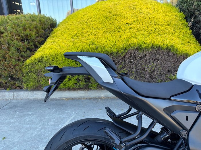 2025 CFMOTO 2025 CF Moto 650CC 675NK ABS Glacier White