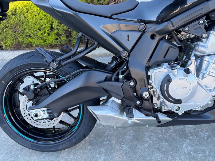 2025 CFMOTO 2025 CF Moto 650CC 675NK ABS Glacier White