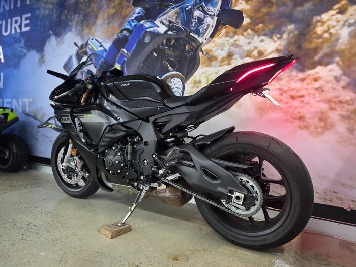 2025 Yamaha YZF-R1 BLACK