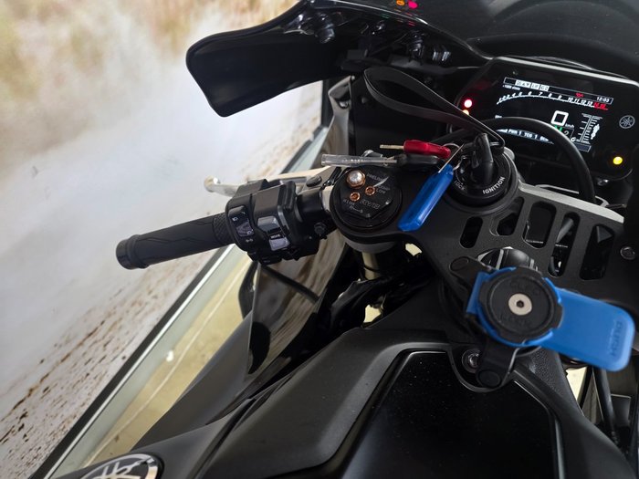 2025 Yamaha YZF-R1 BLACK