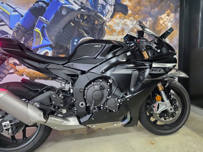 2025 Yamaha YZF-R1 BLACK