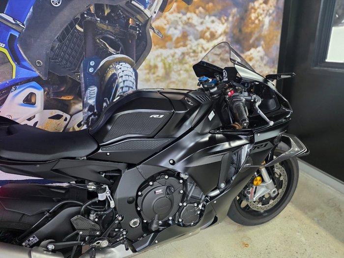 2025 Yamaha YZF-R1 BLACK