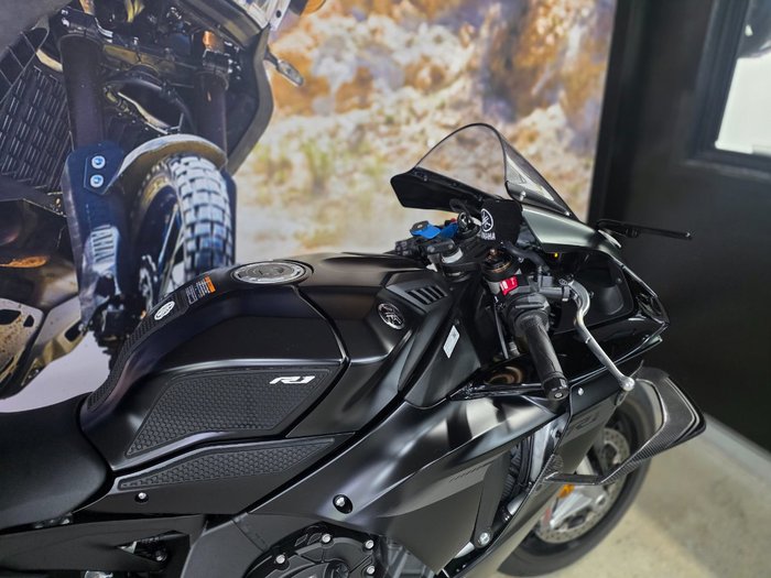 2025 Yamaha YZF-R1 BLACK