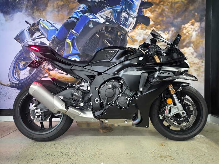 2025 Yamaha YZF-R1 BLACK