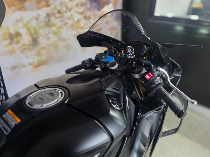 2025 Yamaha YZF-R1 BLACK
