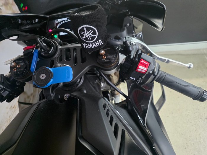 2025 Yamaha YZF-R1 BLACK