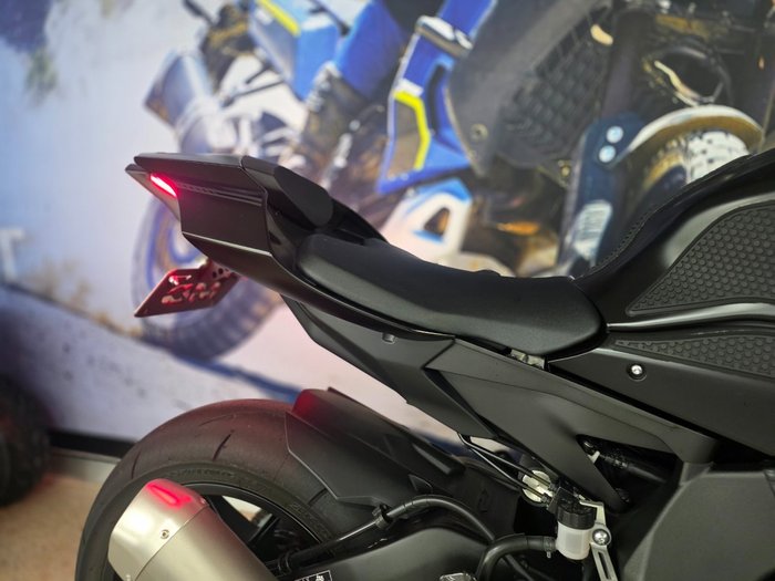 2025 Yamaha YZF-R1 BLACK