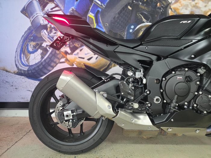 2025 Yamaha YZF-R1 BLACK